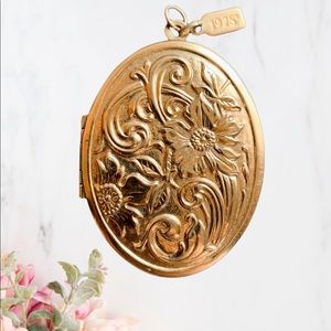 1928 oval golden locket pendant✨💛